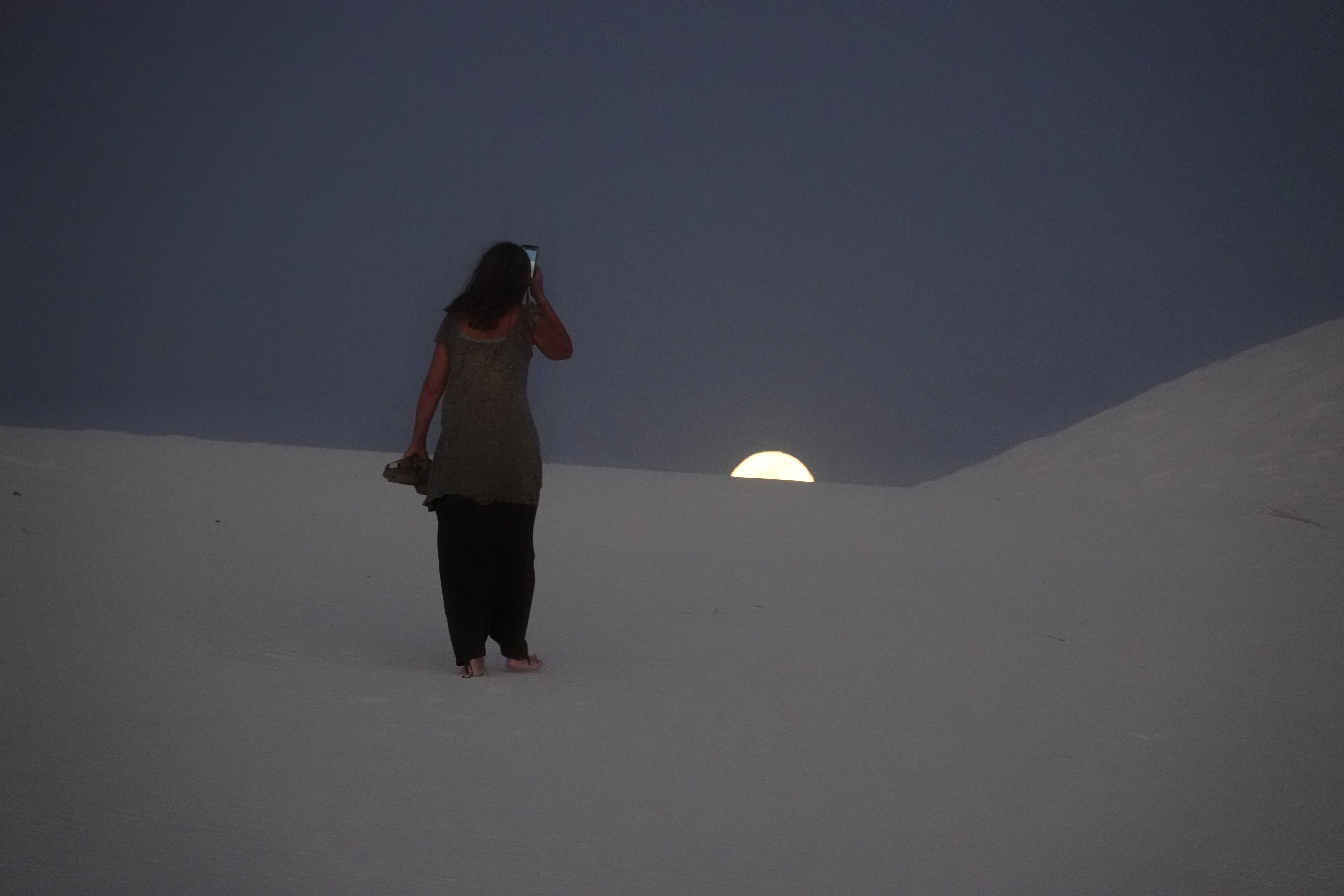 Isabelle dans les dunes de White Sands